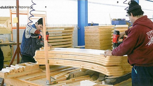 Stiskanje lamel v brezkončno širino za proizvodnjo plošč iz masivnega lesa